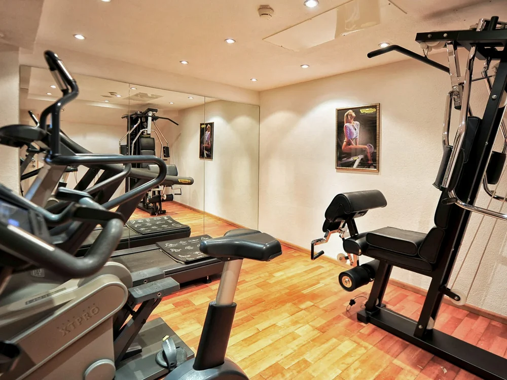 Hotel Salnerhof | 4 Sterne Superior in Ischgl Kleiner Fitnessraum mit Trainingsgeräten und Spiegelwand