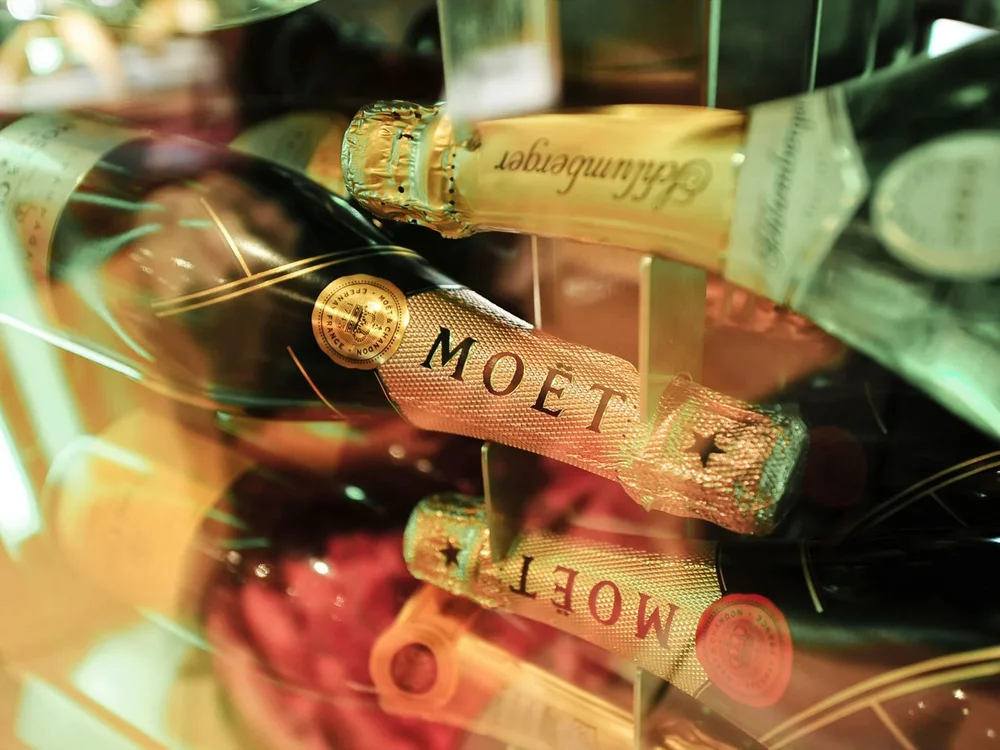 Hotel Salnerhof | 4 Sterne Superior in Ischgl Mehrere Flaschen Moët Champagner in einem Weinkühler