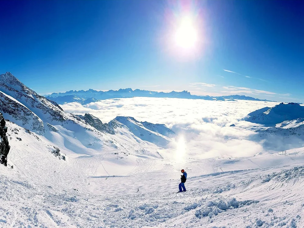 Hotel Salnerhof | 4 Sterne Superior in Ischgl Skifahrer auf verschneiter Bergpiste unter klarem blauem Himmel