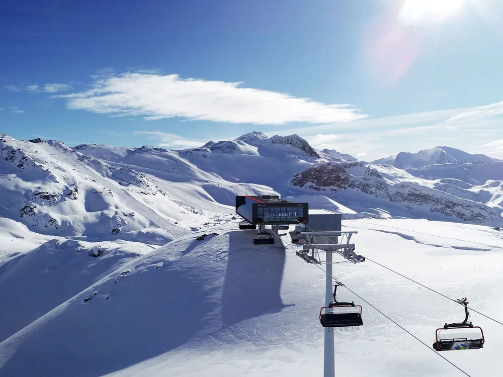 Hotel Salnerhof | 4 Sterne Superior in Ischgl Skilift in verschneiter Berglandschaft unter blauem Himmel