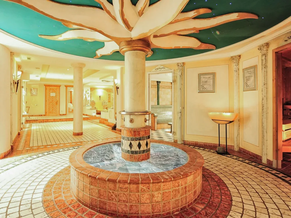 Hotel Salnerhof | 4 Sterne Superior in Ischgl Innenansicht eines Wellnessbereichs mit Sauna und dekorativem Brunnen